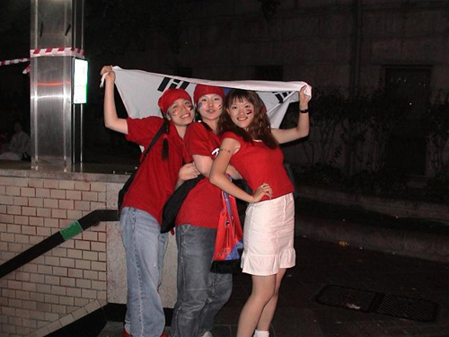 2002年6月のワールドカップの際とった韓国応援の女子学生