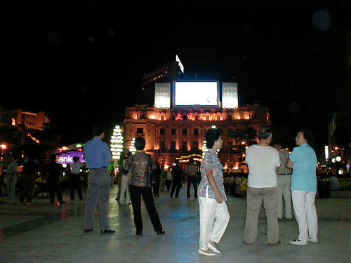 大連の中山広場の大和ホテルの上にある大スクリーン。市民は夜ここに集まってサッカーの試合を見たり、独特の足蹴りゲームをしたり、ダンスをしたり
