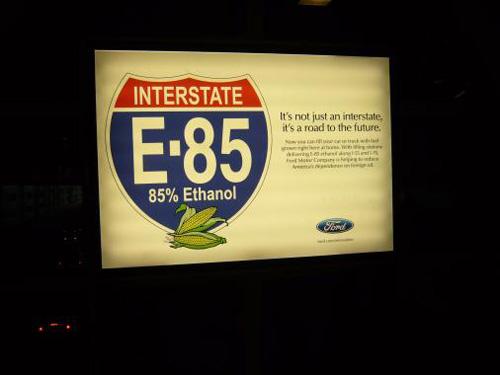 エタノール燃料推進の広告（デトロイトの空港にて）