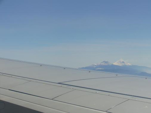 メキシコ市にさしかかったところで見えた富士山みたいな山、最初は一つに見えて、そのうち分化してくる