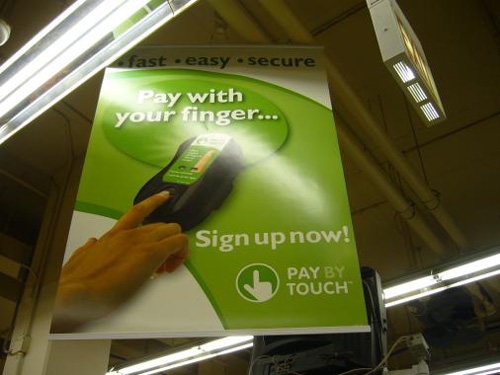 右手人差し指で買い物ができるアメリカのスーパー