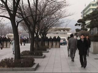 緊迫するソウルの米大使館前　2002年12月30日撮影