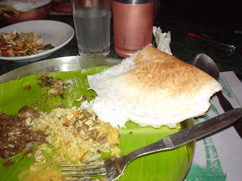南インドの、ナンに相当する美味しい食べ物｡コメから出来ている｡右上の白いもの