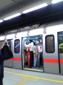 ケイタイで撮ったデリーの地下鉄。新しいし、広い。まだ短いが良くできている。しかし、警備は厳しい