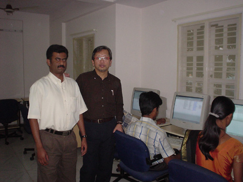 デーブの殺風景な新しいオフィスでインドのIT技術者と｡重くてm(__)m