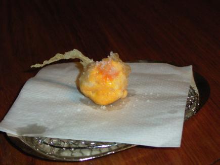 一宝のおやじさんが作ってくれた卵の黄身の天ぷら。塩で